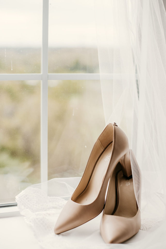 nude bride shoes with veil