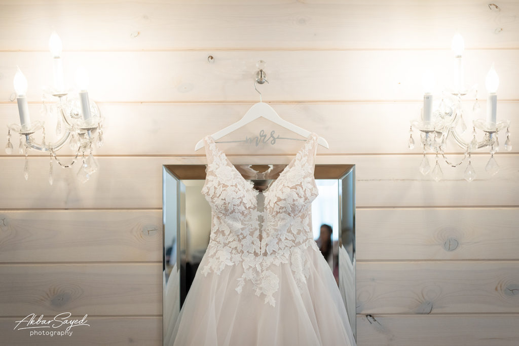 White bridal dress hanging before de ceremony.
